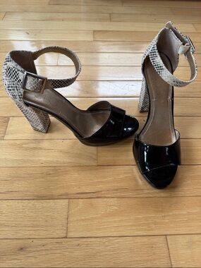 BCBG black & snake print heels